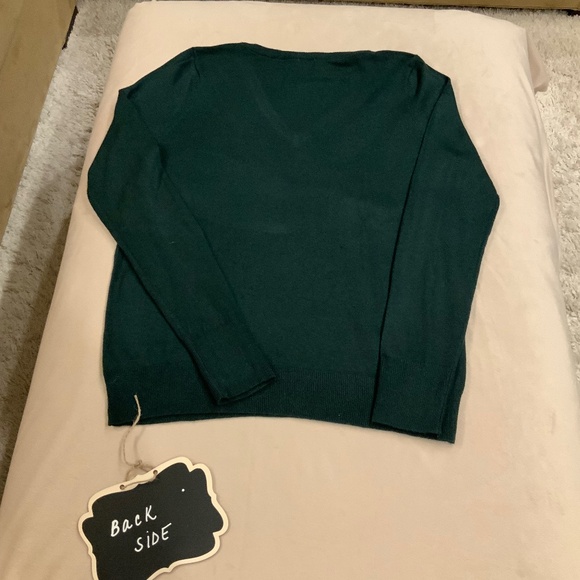A New Day Green L V-neck Sweater Normcore Scandi Girl Minimalist Holiday - Picture 6 of 6